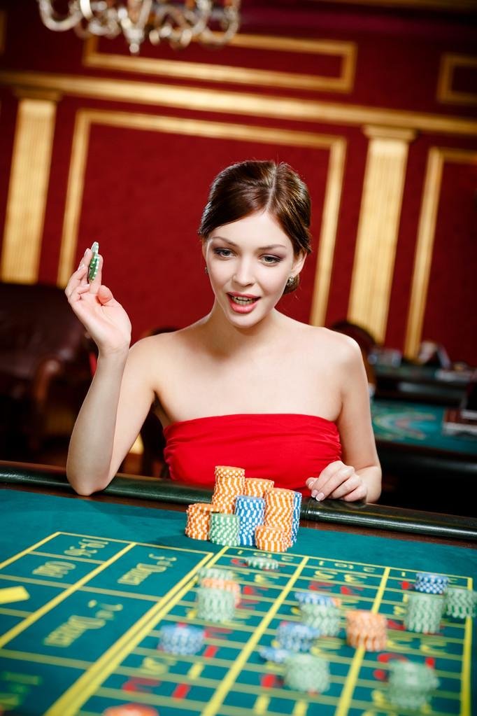 Bàn baccarat và roulette trực tuyến tại phòng Live Casino vu88